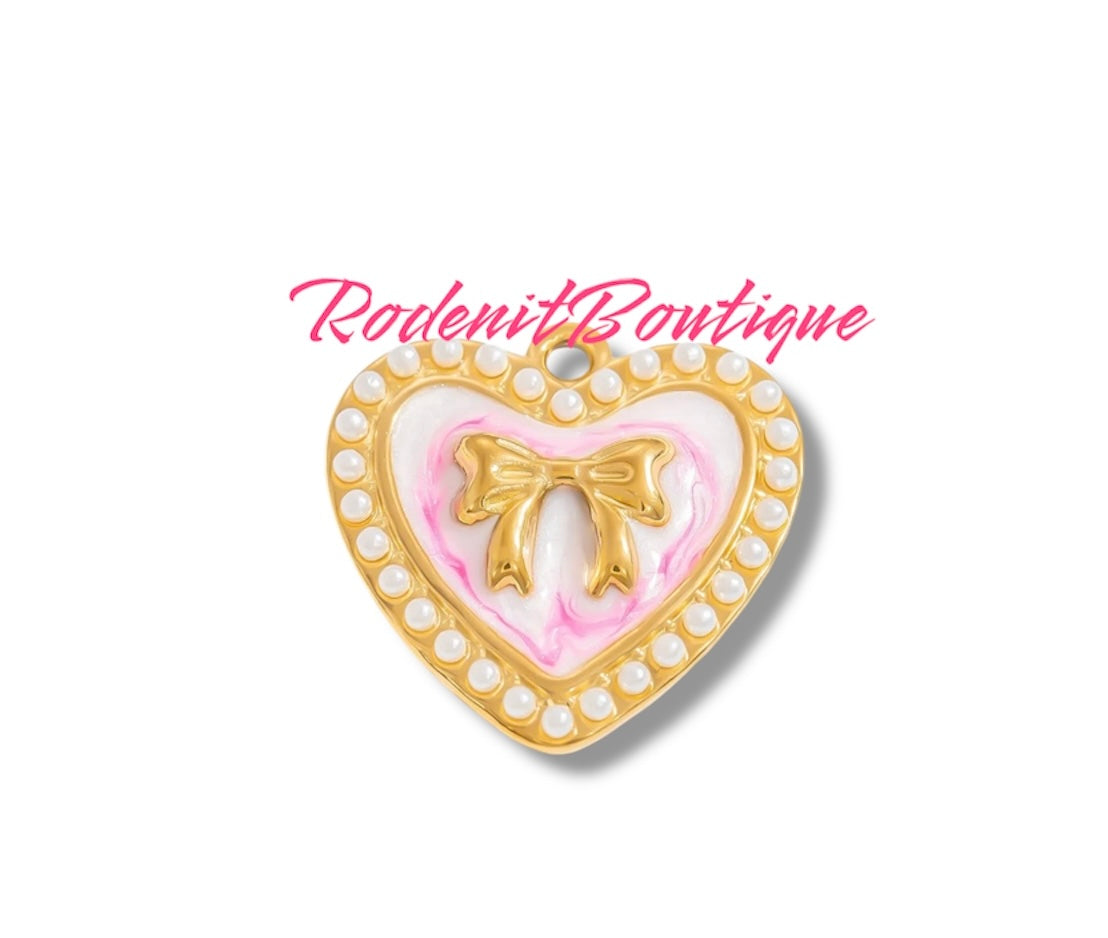 Corazon con lazo charm