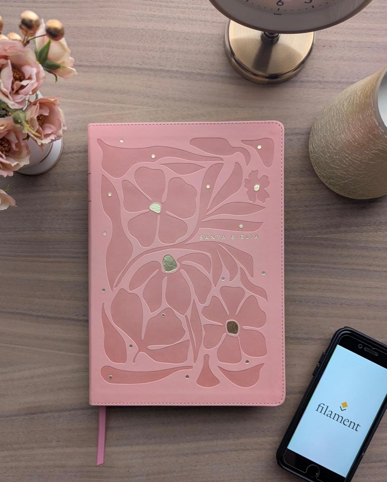 Biblia ultrafina NTV, letra grande con Filament (SentiPiel, Flores rosa, Letra Roja) (Spanish Edition)